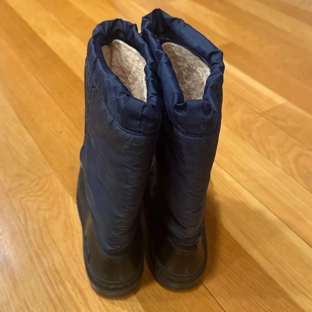 Kamik boys snow boots size 5 .